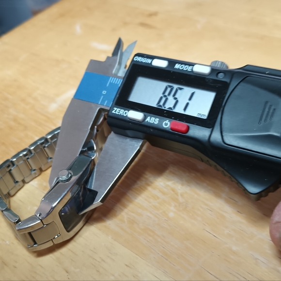 Vintage Casio Quartz watch Stainless Steel case and band. Blue face Silver hands - Picture 8 of 10